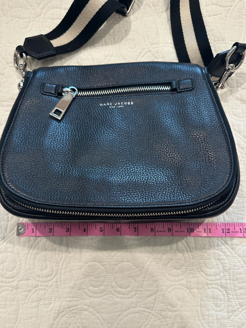 Marc Jacob’s black pebbled leather Gotham crossbody saddle bag. - Picture 4 of 12